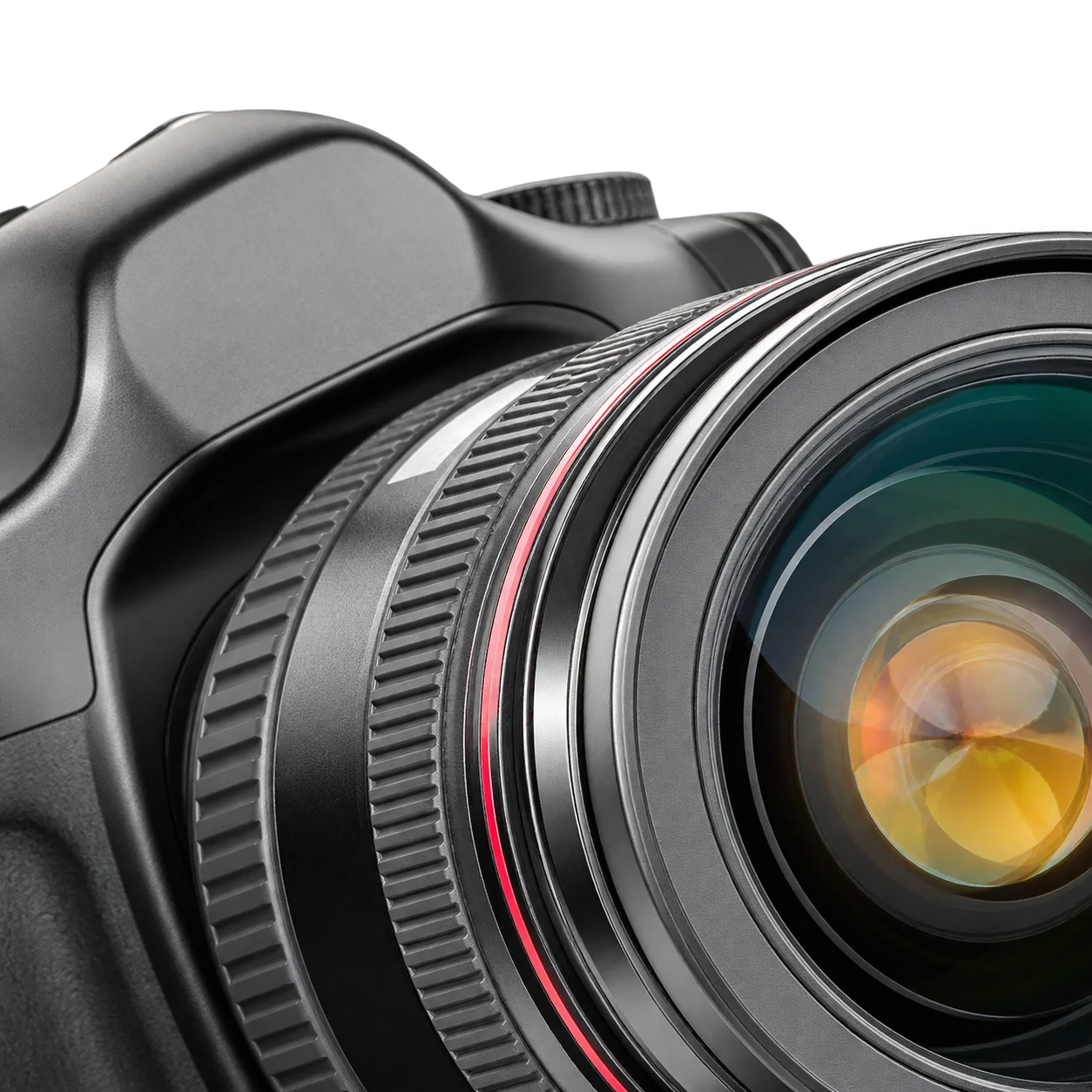 Gros plan sur un appareil photo reflex noir dont l'objectif aux reflets orangés est au premier plan, sur fond clair.