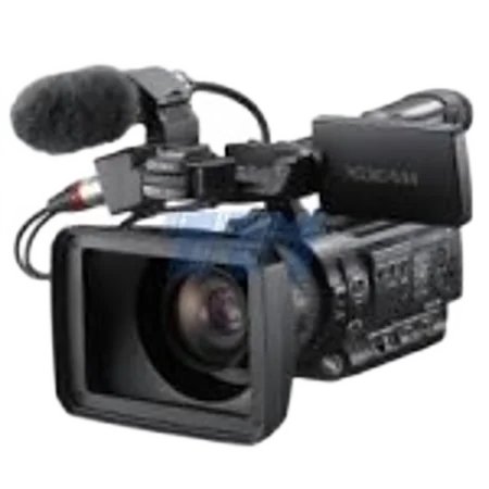 Un caméscope professionnel noir équipé d'un microphone et d'un grand objectif, photographié sur fond blanc uni.